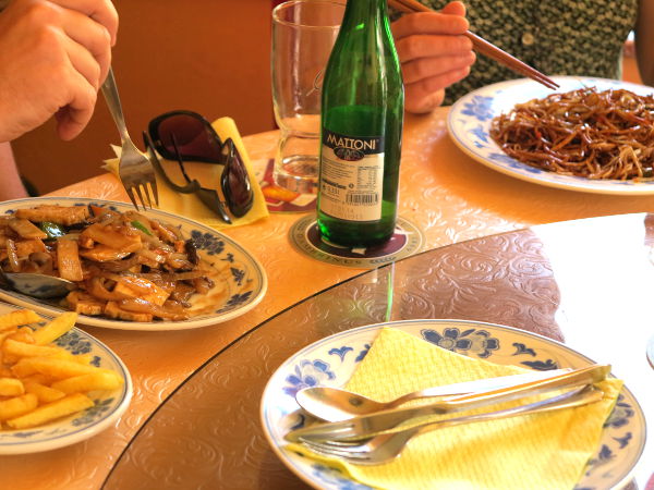 Ranskalasia tofuruokan oheen tilasi yksi toinenkin. Kolmas söi paistettuja nuudeleita. 