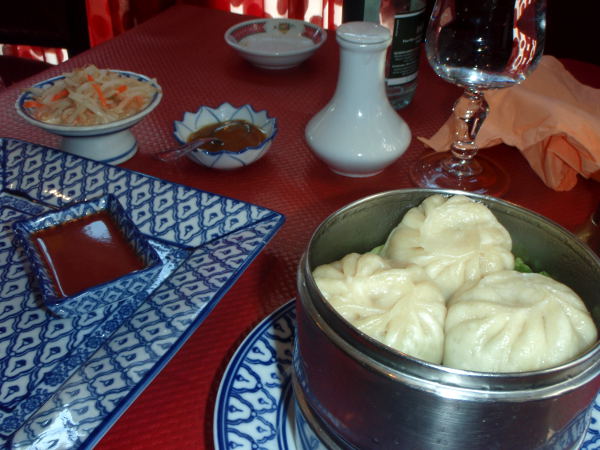 Edellisen, hyvien kasvismomojen syömisen jälkeen luotin homman onnistuvan nytkin, mutta toisessa tiibetiläisessä ravintolassa osassa momoja olikin juustoa sisällä ja se harmitti, ei tullut mieleen kysyä. 