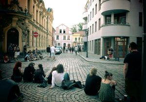 Tonikettinen soittaa Hradec Kraloven Open Air -kaupunkifestareilla. 