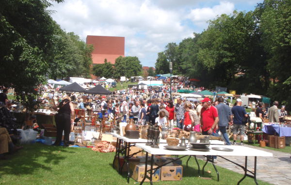 Antiikki-kirpputori Bruggessä. 