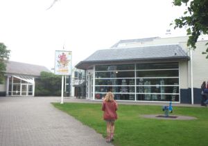 Lomakylän päärakennus, jossa oli kauppa ja uimala. 