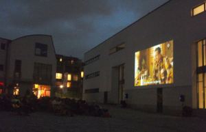 Ulkoilmaelokuva Woluven Roodebeekissa. 