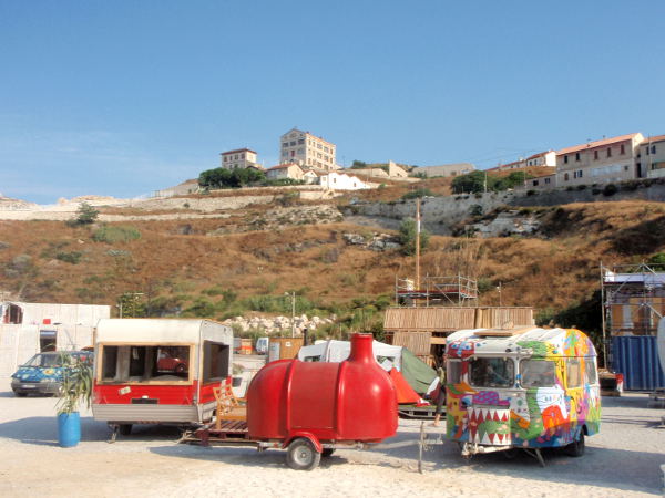 Värikkäistä asuntovaunuja YesWeCampissä. Näitä kai pystyi vuokraamaan tai sitten niille oli jo käyttäjät koko kaudeksi. 