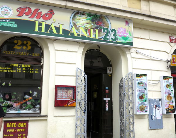 Vietnamilainen ravintola Prahassa. Onneksi se sijaitsi kulman takana, kun Radost FC Cafe, johon suuntasimme, oli juuri lopettanut päivän lounastarjoilunsa.