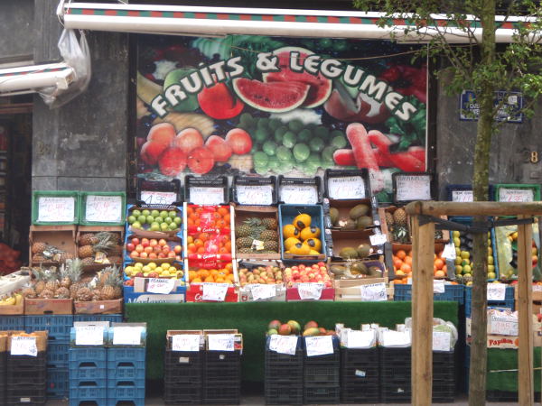 Kaikkialla muualla maailmassa kuin Suomessa, jopa Norjan Oslossa,on ulkona houkuttelevia vihannes- ja hedelmäkojuja, näin myös Belgiassa. Suomessa näitä on vain toreilla, hyvin harvoin kauppojen edessä, koska meillä kaupat olevat ketjuliikkeiden kauppoja, joiden konseptiin tällainen ei kuulu. 