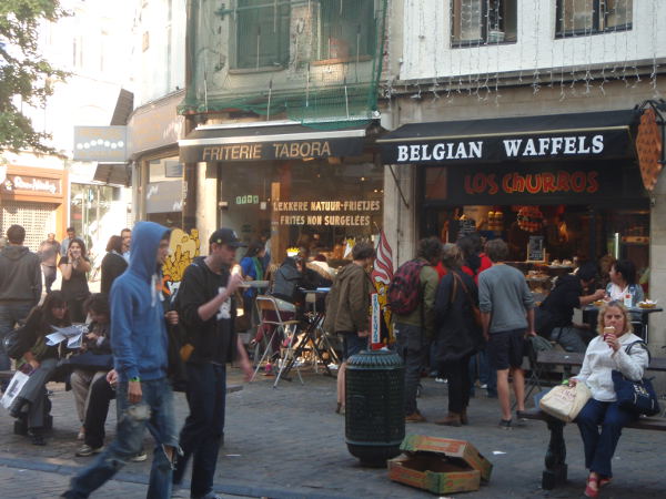 Vohvelikojuja Brysselin keskustassa. Vohvelit olivat yleinen näky turistien ja paikallisten käsissä. 