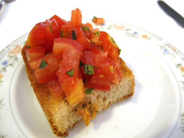 Pari kertaa pöytään tuli alkupalaksi bruschetta automaattisesti, näin Milanossa Italian ensimmäisella ateriallamme. 