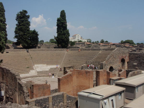 Amfiteatteri Pompein raunioilla. Kuulin parinkin oppaan selostavan, että Pompeissa aikoinaan kouluttautui gladiaattoreita ympäri maata.