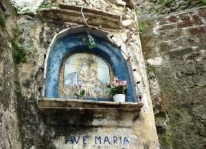 Epstein käsitteli kirjassaan myös uskontoa, ja hänen mielestään roomalaiset ovat edelleen vähän pakanoita, vaikka asuvatkin katolisen kirkon kotimailla. 