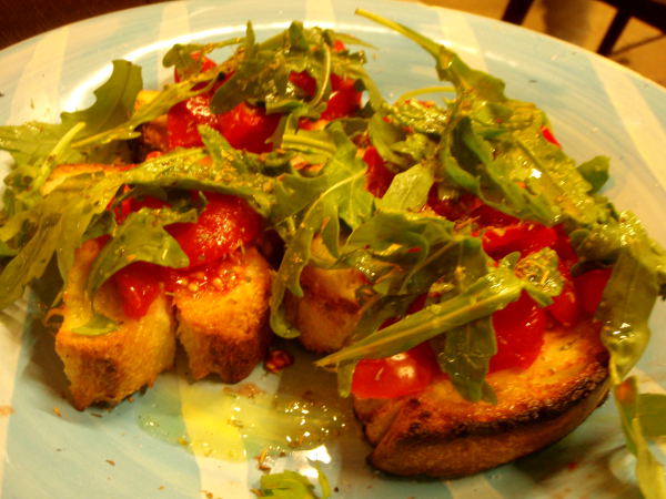 Etelä-Italian Barissa oli tomaattibruschetan päällä tuoretta rucolaa. 