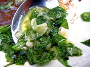 Yritin tehdä pestomaista pastamaustetta vain basilikasta, öljystä, suolasta ja valkosipulista. Sekin olisi varmasti hyvää, mutta yliannostin valkosipulin ja suolan. 