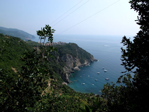 Corniglia sijaitsee korkean niemen päällä. 