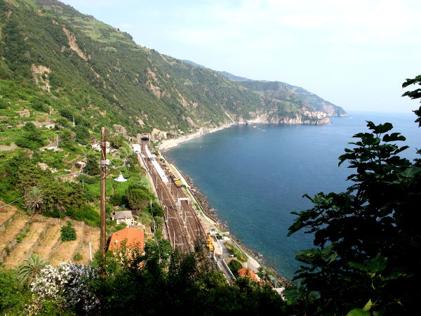 Corniglian juna-asema oli rannalla. Sinne johti pitkät siksakkia menevät rappuset. 