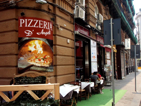 Legendaarista L´Antica Pizzeria da Micheleä vastapäätä sijaitseva D´Angeli oli hyvä kakkonen. 