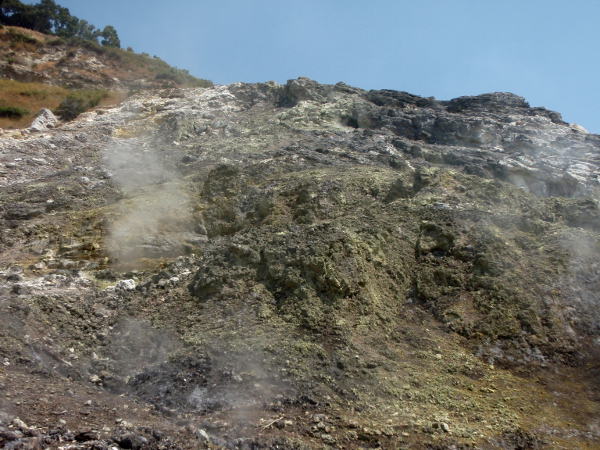 Solfataran kraaterin reuna höyrysi. 