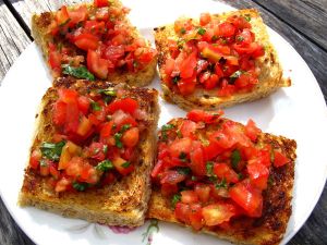 Tein matkan jälkeen mökillä itse bruschettaa paahtoleivistä. Leikkasin reunat pois, kuutioin ne ja paistoin erikseen pannulla öljyssä ja suolassa krutongeiksi. 