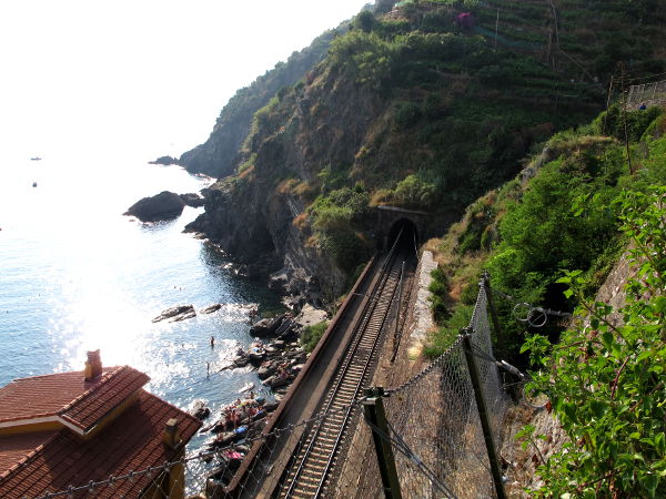 Junarata kulki Vernazzassa pätkän ihan rannalla. 