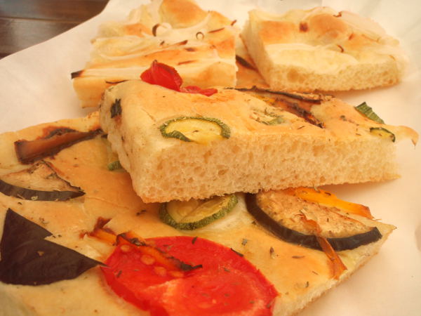 Etualalla vihannespäällysteistä focacciaa, mutta takana näkyvä sipulifocaccia oli parempaa. 