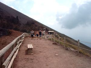 Vesuviuksen kraateria reunustava polku päättyi takana näkyvään kojuun. 