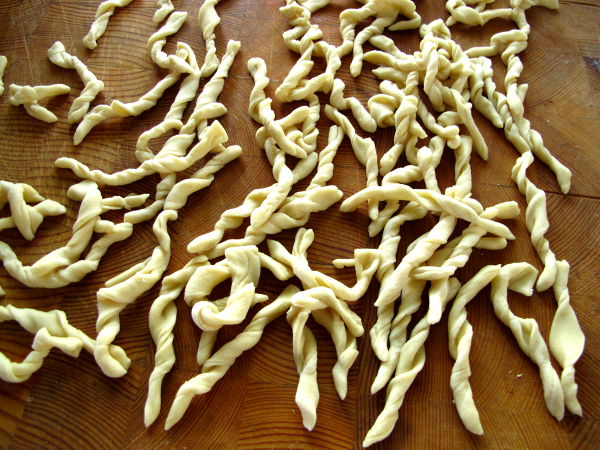 Itsetehtyä kierrepastaa, jonka kaltaista Liguriassa kutsutaan trofieksi. 