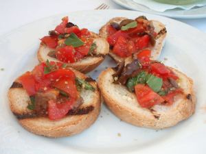 Näiden bruschetoiden päällä on tomaatin ja basilikan lisäksi paistettua munakoisoa, mutta se ei pelastanut niitä kuivuudelta. Söin ne Sorrentossa. 