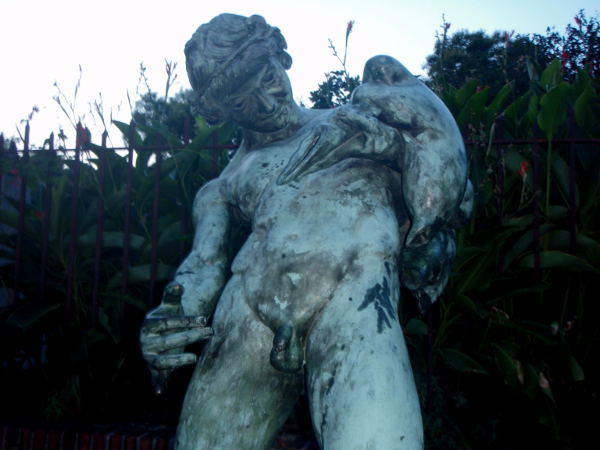 Kummallinen patsas Pompein kadulla. Jos nyt oikein tekstit käsitin, tämä oli jonkinlainen uusi faunia esittävä patsas. Luulin, että fauneilla olisi aina pukin alaruumis, mutta patsaissa pelkkä pikku häntä näytti riittävän.