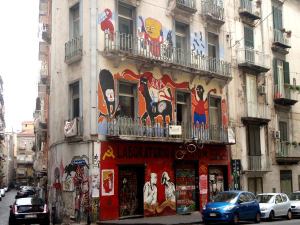 Jonkinlainen squatti Napolin vanhassa kaupungissa. 