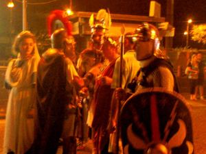 Legioonalaisia Pompein kaupungilla eräänä iltana. Kai juuri näiden sandaalit jäivät aina maahan, kun Asterix heitä humautti.