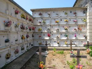 Manarolan hautausmaa heti kylän pohjoispuolen rantakukkulalla. Sininen polku kulkisi tämän alapuolella kukkulan kiertäen.