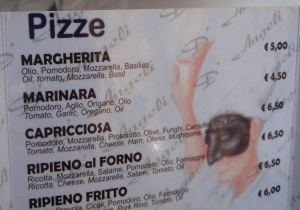 Pitsat esiteltynä menussa. 