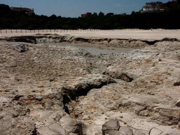 Kuumana kupliva mutalammikko. 