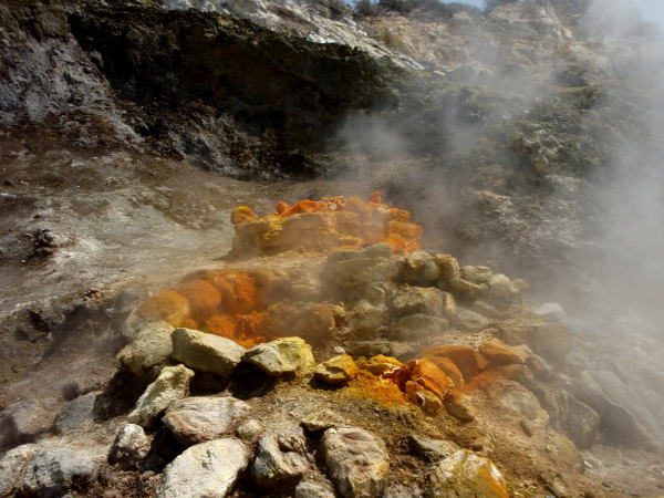 Rikkikaasut ovat värjänneet Soltafarassa muutaman kivikasan oranssisävyisiksi. Täältä tuprusi +90-asteista höyryä. 