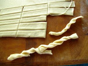 Taikina leikattuna osiin, joita yksitellen kiersin trofieiksi. 