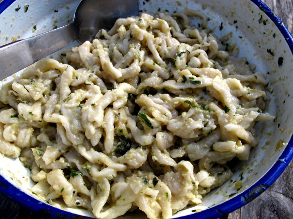 Itsetehtyä tuorepastaa pestoa joukossaan. 