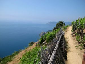 Polkua Manarolan ja Corniglian välillä, kun kamera suostui vielä hetken antamaan virtaa akustaan.