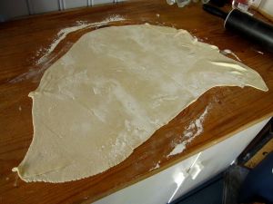 Puolet taikinasta litteäksi kaulittuna. 