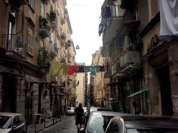 Useimmiten pyykit roikkuivat vain oman ikkunan alla, mutta myös kujien yli kulki pyykkinaruja. 