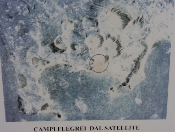 Satelliittikuva Campi Flegrein alueesta heti Napolista länteen. 