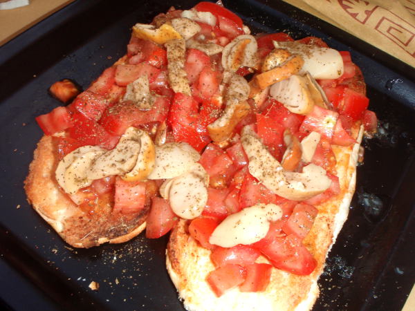 Vaikka söin Levantossa oikein hyviä perus tomaattibruschetoita, olivat nämä bruschetat reissun parhaat, koska päällä oli taivaallisia paistettuja napakoita herkkutatteja. 