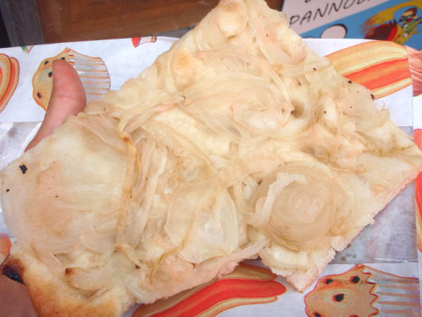 Elämäni paras focaccia oli tämä sipulipäällysteinen. 