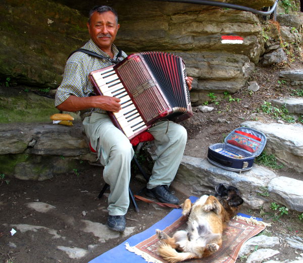 Soittaja ja koira Vernazzassa ylös menevien rappujen varrella. Mies soitti ihan miten sattuu, mutta meininki oli hyvä. 