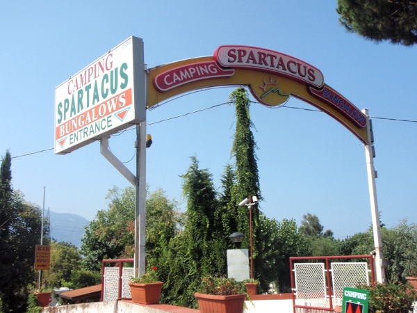 Spartacus Campingin portti.