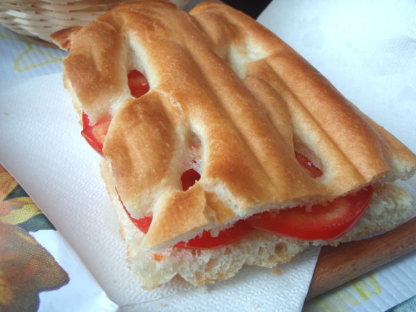 Vaikka tämä focaccia oli kuivaa, olisi täytetty leipä ollut hyvää, jos sisällä olisi ollut vähän enempi muutakin kuin vain tomaattia. 