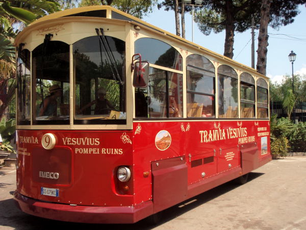 Turistibussi Vesuviukselle.