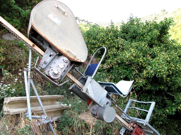 Tällaisten työkoneiden avulla haetaan jyrkiltä rinteiltä viinirypäleitä. Niiden kulkua varten rinteillä näky ihmeellisiä metallitankoja. 