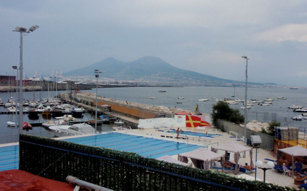 Vesuvius Napolin satamasta katsottuna. 