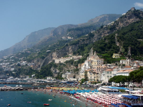 Amalfin kylän ranta.