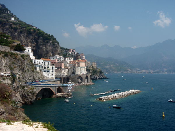Rantaa Amalfista itään Minorin ja Maiorin rantojen suutaan.