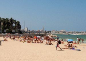 Barin uimaranta, taustalla näkyy keskusta.