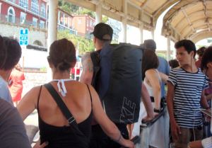 Ensin valitsimme väärän jonon ja sitten emme mahtuneet seuraavaan Anacaprille menevään bussiin. Seuraavaa ei enää kuulunut, joten luovuimme ideasta kävellä Anacaprilta Blue Grottolle, kun busseja ei näyttänyt menevän kovin usein. 